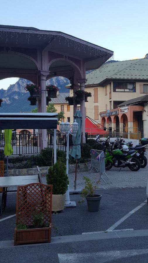 Hotel Restaurant Glaizette LʼArgentière-la-Bessée エクステリア 写真